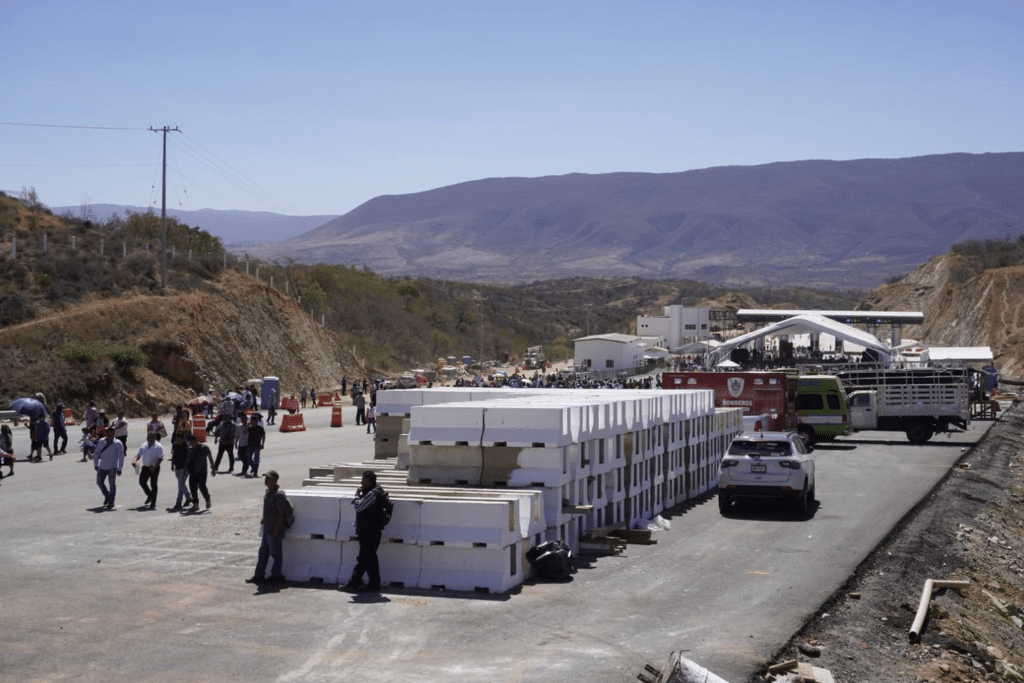 Tras A Os Amlo Inaugura La Autopista Oaxaca Puerto Escondido El