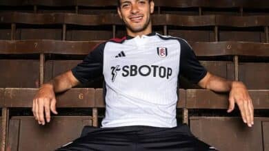 Raúl Jiménez presente con Fulham en duelo ante Aston villa 