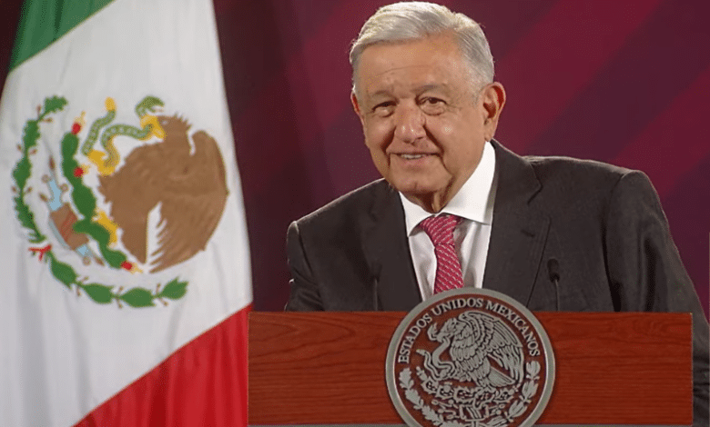 AMLO anuncia revisión de libros de texto; resultados se dará en conferencias