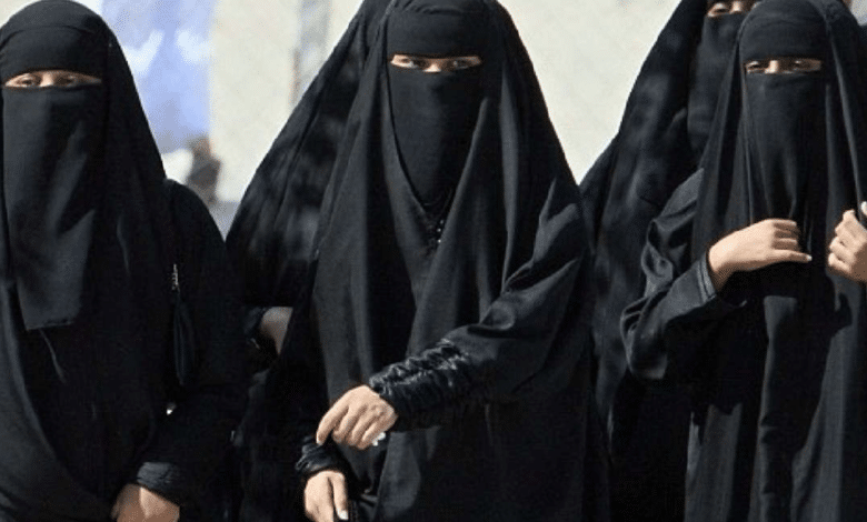 Francia prohíbe en escuelas uso de abaya, túnica usada por musulmanes