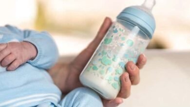 Madre emborracha a su bebé.