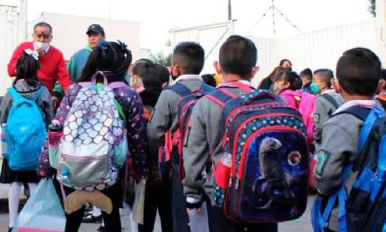 Padres de familia sufren económicamente el regreso a clases