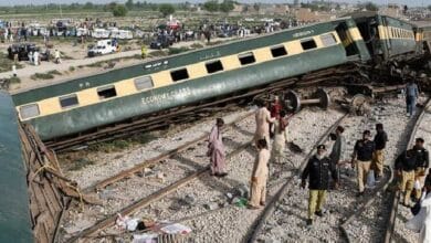 Al menos 28 personas mueren y 80 heridos en descarrilamiento de tren en Pakistán 