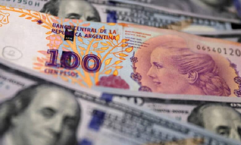 Peso argentino cae más de 20% tras victoria de Milei