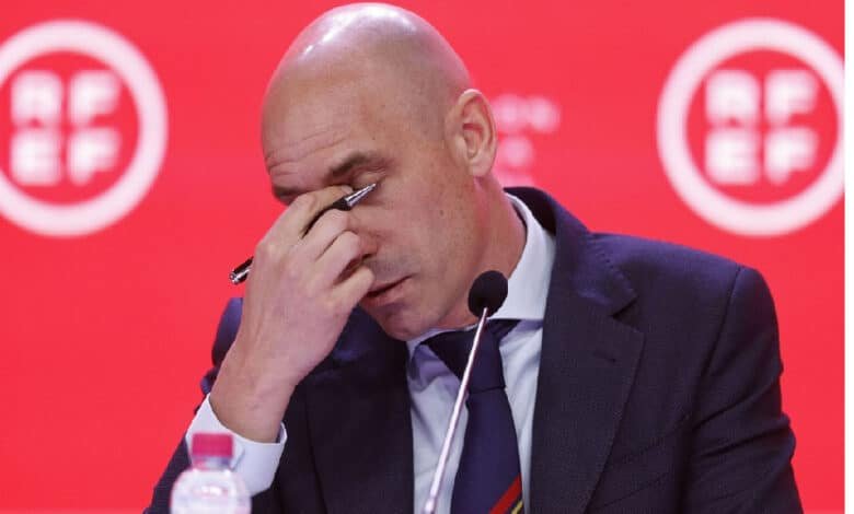 Juez gira orden de restricción contra Luis Rubiales