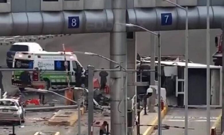 Camión choca contra caseta en la México-Toluca 