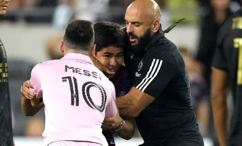 VIDEO. Guardaespaldas de Messi 'taclea' a aficionado que entró a la cancha