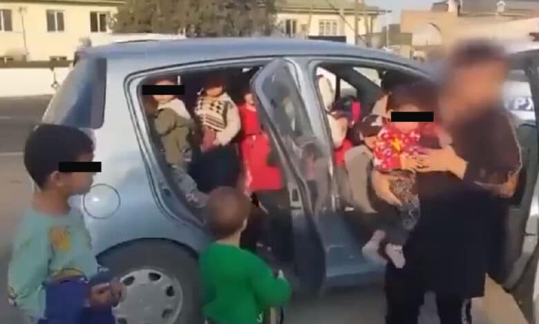 Detienen a maestra por llevar a 25 niños en un coche