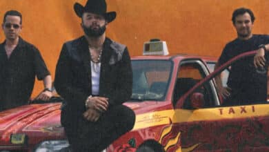 "Checo", en modo taxista, aparece en nuevo video de Carín León