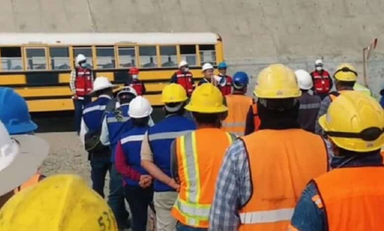 Chino regaña a trabajadores.