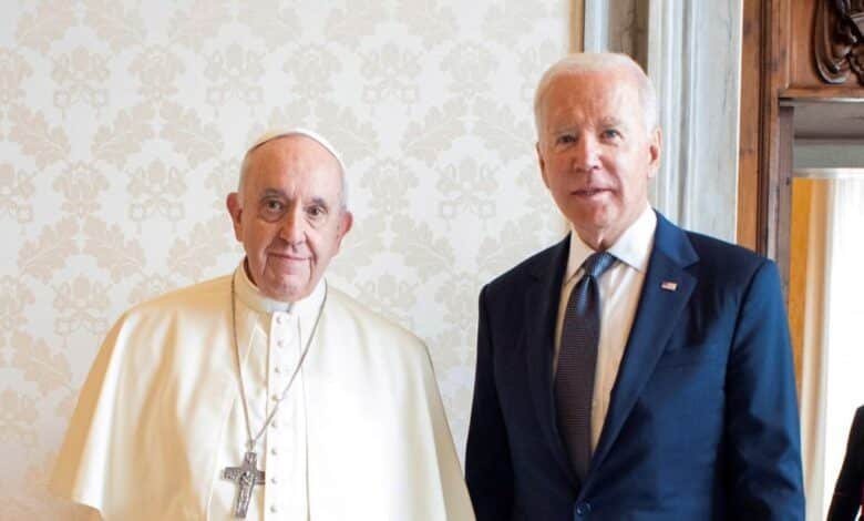 El Papa y Biden.