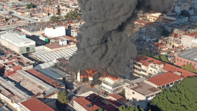 Bomberos combaten incendio en bodega de calzado en la Cuauhtémoc
