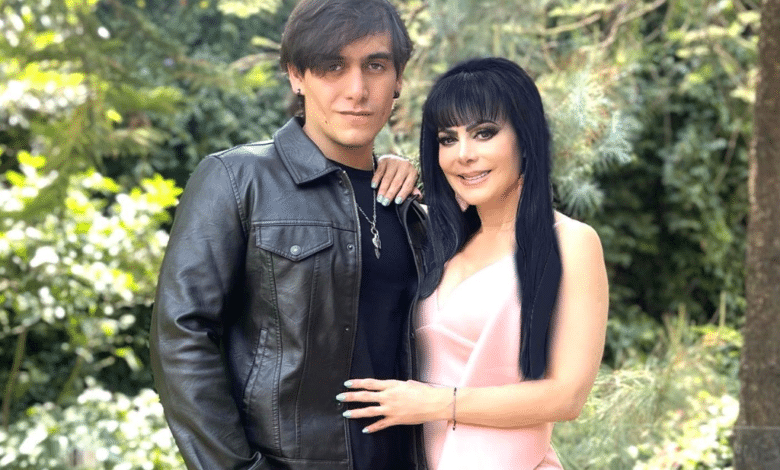 Maribel Guardia rompe en llanto al poner a Julián Figueroa en Altar de Muertos