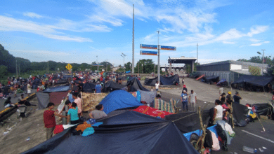 Migrantes levantan bloqueo en Huixtla tras llegar a acuerdo con el INM