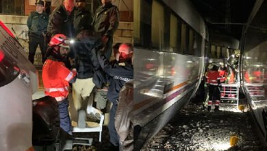 Chocan trenes en España; desalojan a más de 200 pasajeros