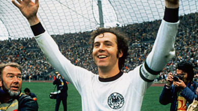 Beckenbauer y la vez que jugó con el hombro dislocado en el Azteca