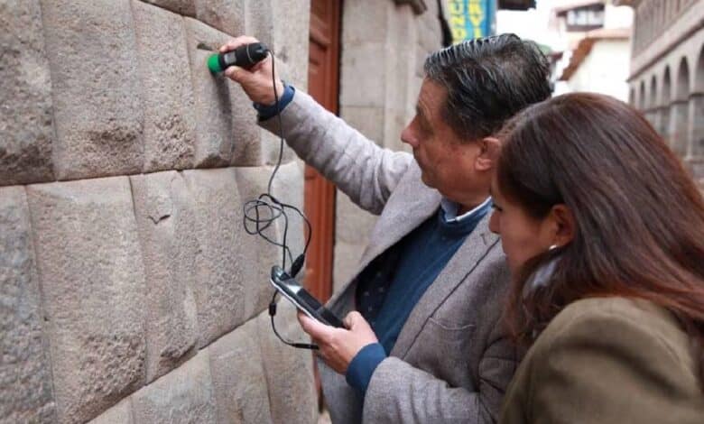Dañan con pintura muro inca, en Perú