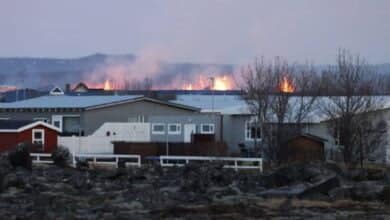 Estas son las impresionantes imágenes de un volcán al lado de un pueblo en Islandia