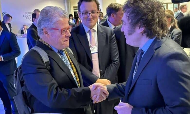 Javier Milei saluda a Sergio Sarmiento en Davos