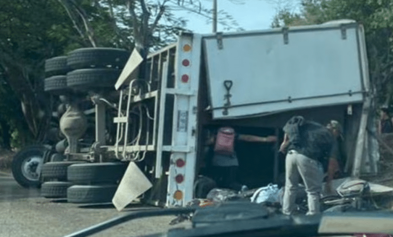 Vuelca camión que transportaba migrantes en Chiapas