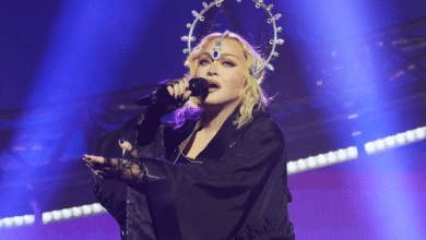 Critican a Madonna por escupirle a fans durante concierto