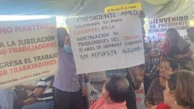 Jubilados esperan a AMLO con pancartas en Tabasco
