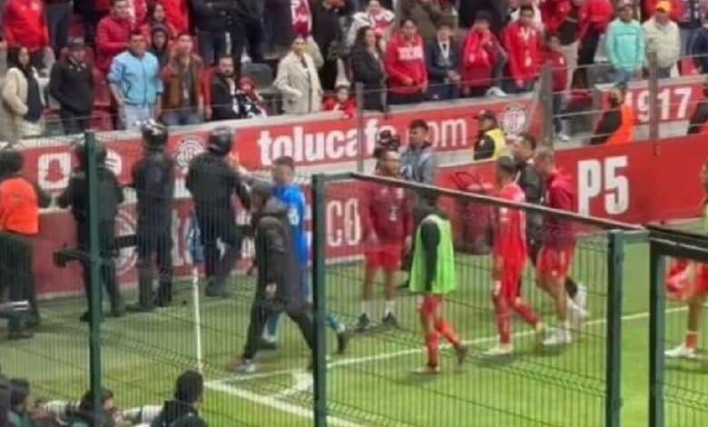 Afición del Toluca explota y se encara con los jugadores
