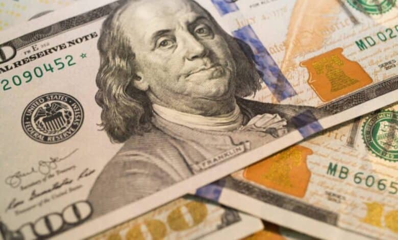 Precio del dólar: moneda abre en 17.06 pesos al mayoreo
