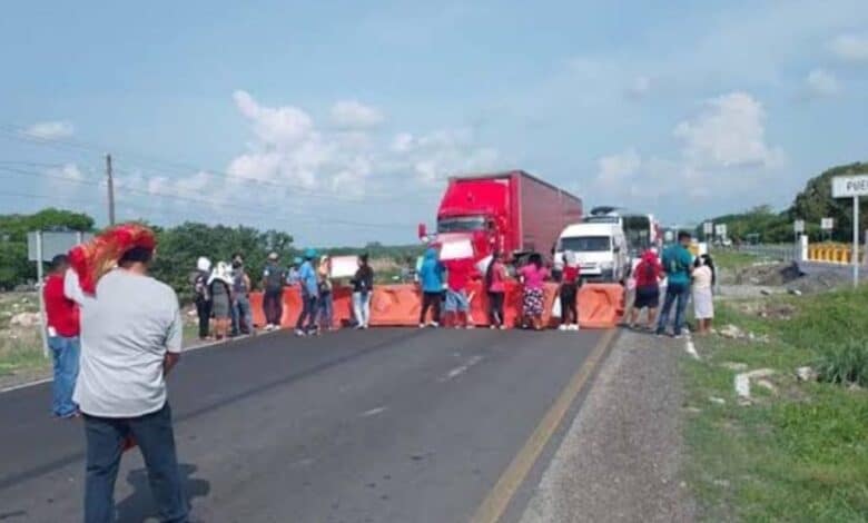 Cientos de autos quedan varados por bloqueo en Chiapas
