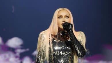 Video: Madonna sufre caída arriba del escenario