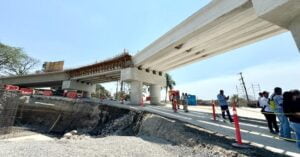 Supervisan la construcción de un puente en La Perla del Soconusco