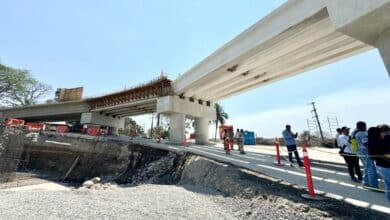 Supervisan la construcción de un puente en La Perla del Soconusco