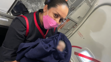 Premian a doctora que ayudó a nacer un bebé en pleno vuelo de Aeroméxico