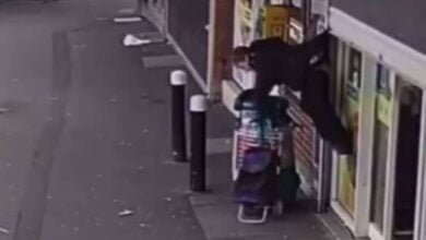 Mujer queda colgando de cortina de tienda en Gales; se vuelve viral