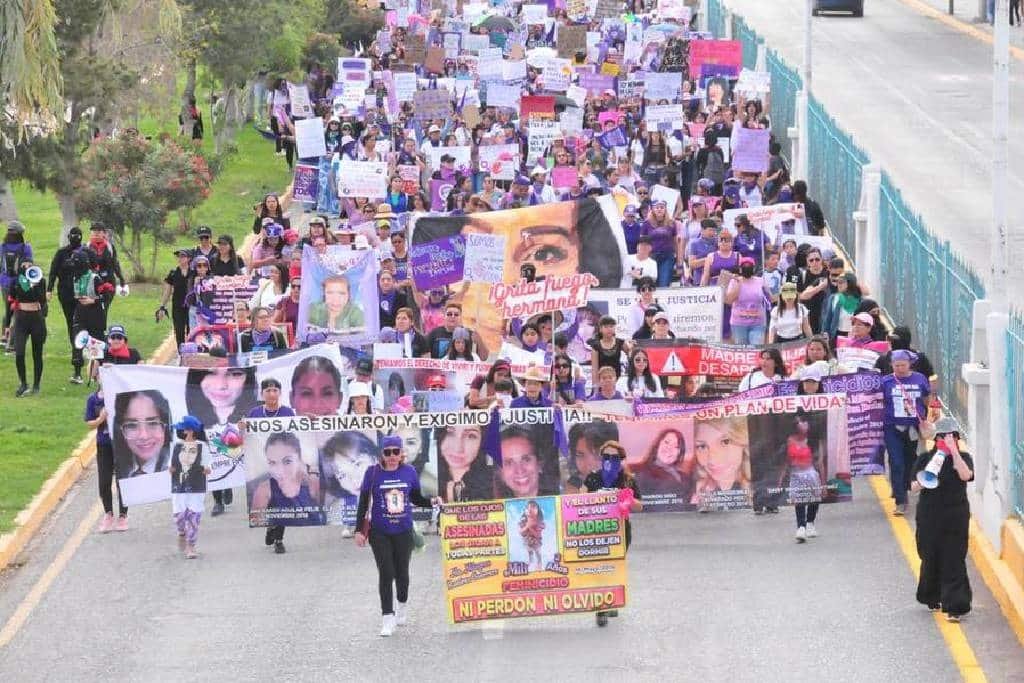 Madres de víctimas de feminicidio exigen justicia en la marcha del 8M ...