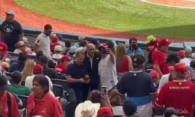 El papá de "Checo" Pérez dijo presente en el Diablos Rojos vs Yankees