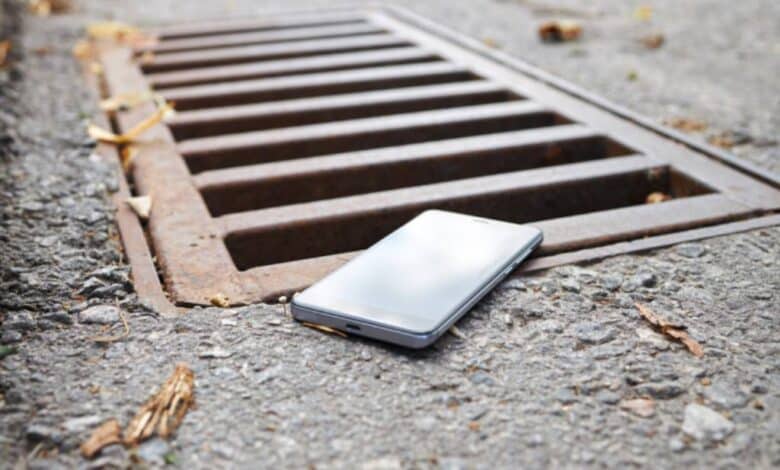 Drama urbano: Hombre rescatado tras caer en alcantarilla por su dispositivo móvil