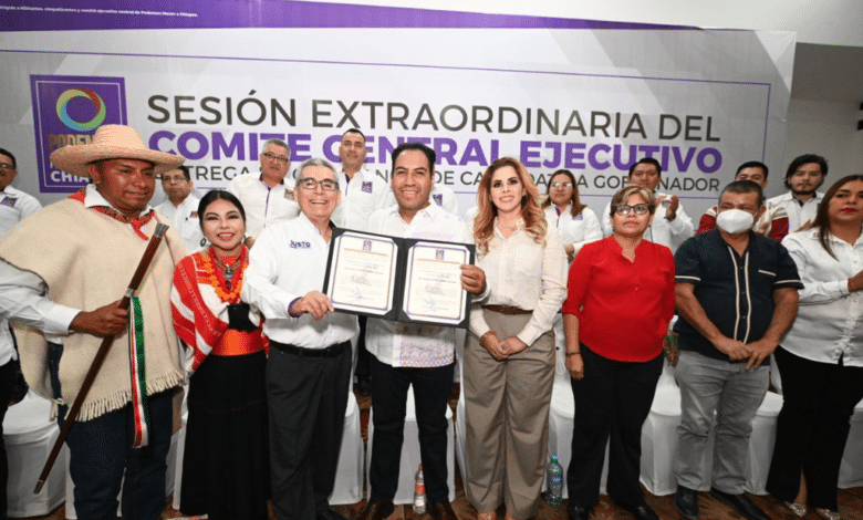 Eduardo Ramírez recibe constancia del partido Podemos Mover a Chiapas