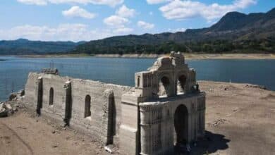 Sequía hace emerger iglesia que permanecía bajo el agua en Chiapas