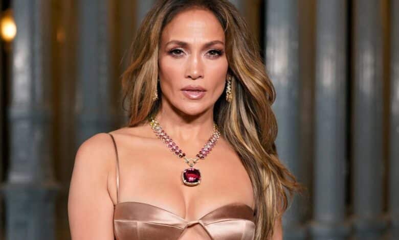 Video: Jennifer Lopez escupe su chicle en la mano de su asistente