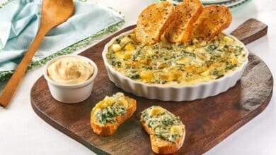 Delicias caseras: Pan de ajo y dip de queso y espinacas
