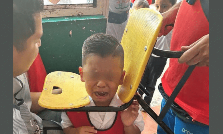 Curioso incidente: Niño se queda atorado en una silla del kínder