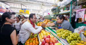 Eduardo Ramírez recorre mercado y colonia de Tuxtla Gutiérrez