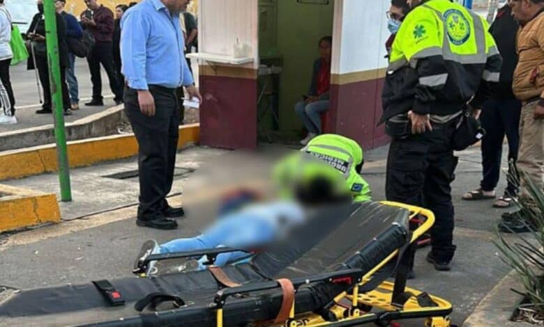 Mujer se cae y queda inconsciente tras intentar alcanzar una combi