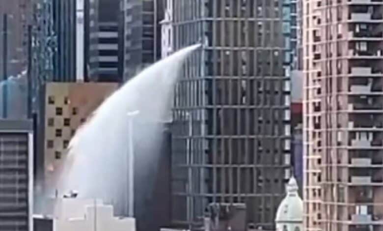 Captan en video cascada de agua en rascacielos de Manhattan