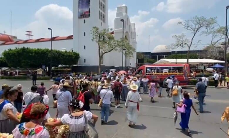 Ensartan flor de mayo como parte de la petición de buenas cosechas