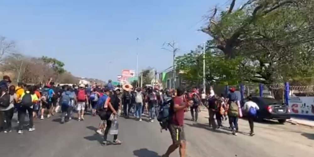 Migrantes salen en caravana de Tuxtla
