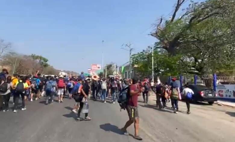Migrantes salen en caravana de Tuxtla