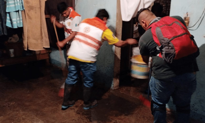 Brindan ayuda a viviendas encharcadas en Tapachula