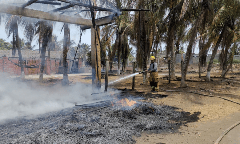 PC sofoca incendio de palapa en Playa San Benito de Tapachula